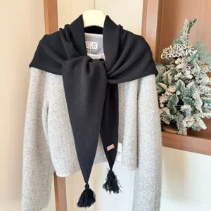 Grand foulard triangulaire noir en laine à franges, cape d'hiver chaude et élégante