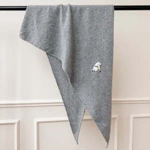 Chale écharpe en tricot gris confortable avec un adorable détail brodé de mouton.