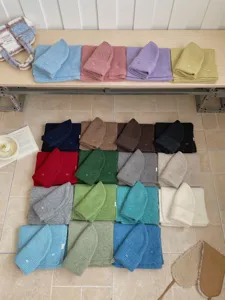 Vue détaillée de l'ensemble bonnet et écharpe en tricot épais uni, idéal pour la chaleur en hiver.