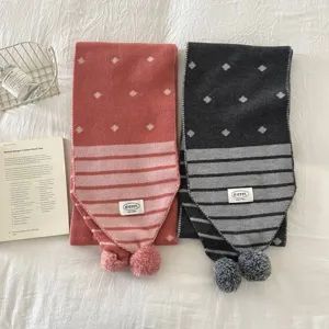 Écharpe en tricot à pois avec pompons, style classique et chaud pour l'hiver des femmes.