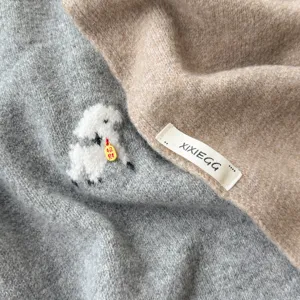 Vue detaillee pull tricot melange laine et grand châle pour femme, haut automne minimaliste.
