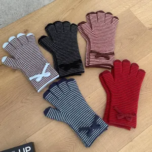 Gants d'hiver tactiles en tricot pour femmes avec rayures et noeuds mignons set chaud.