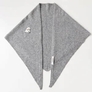 Écharpe châle en tricot mélange de laine grise avec broderie de mouton vue détail