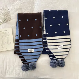 Écharpe en tricot mignonne avec pois, rayures et pompons pour automne hiver chaud.