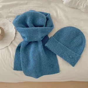 Ensemble écharpe et bonnet en tricot bleu, ensemble d'hiver chaud et épais en tricot uni.
