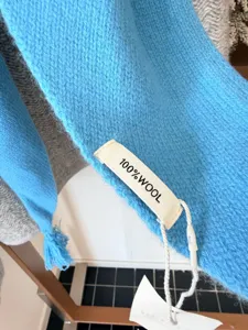 Écharpe châle triangulaire en laine tricotée bleue avec franges, accessoire chaud et doux d'hiver.