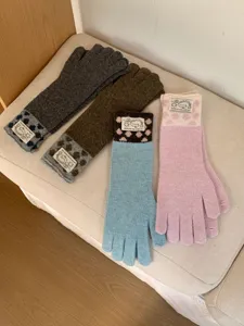 Gros plan détaillé sur les gants en tricot à pois coréens au design tactile et chaud.