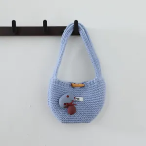 Mini sac à main tricoté bleu clair avec bouton corne, joli détail de décoration de champignon, sac cabas.