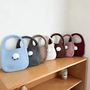 Détail sac à main en tricot, joli décor pompon mouton, sac fourre-tout en laine douce.