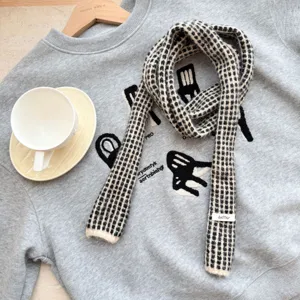 Écharpe fine et longue en tricot à carreaux noir et blanc, style Y2K, idéale pour l'automne.