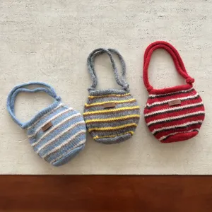 Sac à main rayé en tricot vue de détail, petit sac rétro couleur contrastée, pochette.