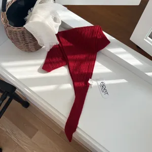 Écharpe triangulaire ajourée en tricot rouge femme hiver mode châle col chaud
