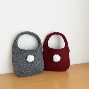 Sac à main en tricot avec décoration de mouton pelucheux, mini sac d'hiver mignon.
