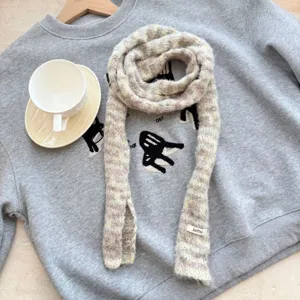 Gros plan d'une écharpe tricotée rayée douillette, accessoire de mode texturé.
