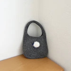 Vue détaillée d'un sac à main en tricot gris avec un joli décor de mouton d'automne.