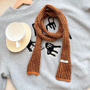 Écharpe longue et fine en tricot marron à motif carreaux, style vintage chaud pour femme.