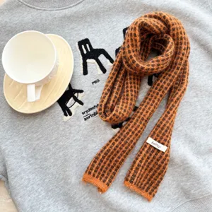Écharpe longue et étroite en tricot à carreaux vue détaillée, style rétro Y2K marron et noir accessoire.