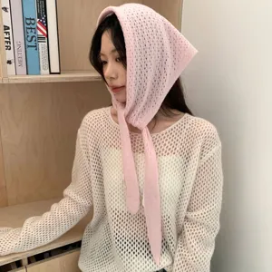 Foulard triangulaire en maille tricotée rose et chauffe-cou en laine détail pour femmes.