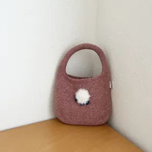 Sac à main tricoté pour femme enfant mignon petit sac rose avec un pompon blanc duveteux.