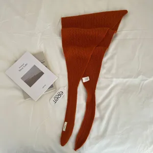 Chale triangulaire ajoure en laine tricotée hiver automne chaud mode foulard élégant.