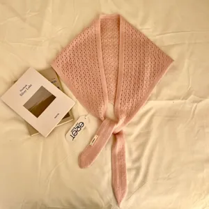 Écharpe triangulaire ajourée en laine tricotée rose, petit châle chaud pour automne hiver.
