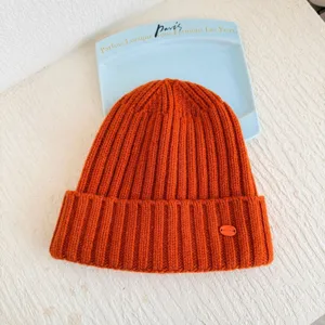 Bonnet en tricot côtelé orange confortable pour femmes, chapeau chaud d'hiver en laine.