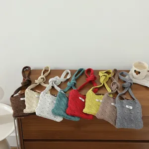Petit sac bandoulière en tricot avec motif torsadé et bouton corne, mini pochette en laine.