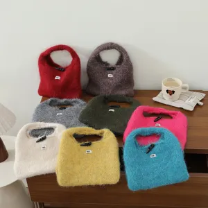 Sac à main tricoté en mohair duveteux de style coréen avec bouton corne, sac doux.