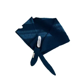 Écharpe triangulaire ajourée en tricot bleu foncé châle en laine femme hiver mode col.