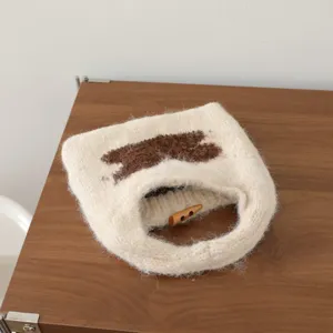 Sac à main en tricot douillet avec motif de lapin mignon et fermeture à bouton en bois.