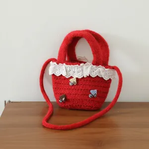 Süße rote Stricktasche mit weißer Spitze und Pilzdekor für Kinder, perfekt als Accessoire.