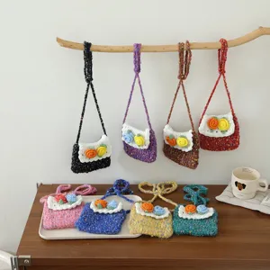 Mini sac à bandoulière au crochet fait main avec joli décor floral, pochette en laine élégante.