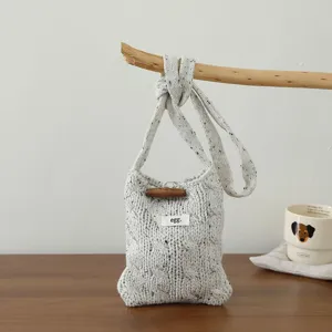 Sac bandoulière en tricot avec bouton corne et taille mini, accessoire parfait automne hiver.