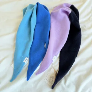 Gros plan detaille de l'echarpe triangulaire en tricot 100% laine, douce et chaude pour l'hiver.