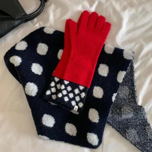 Ensemble de gants et écharpe d'hiver en tricot à pois rétro, élégant et douillet pour femmes.