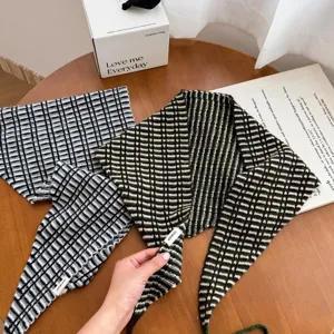 Écharpe triangulaire en tricot de laine à carreaux style coréen, accessoire de mode automne hiver.