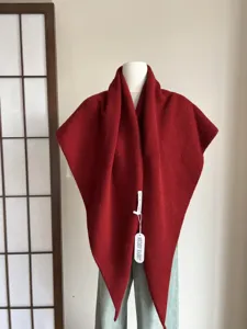 Écharpe triangulaire tricotée rouge châle chaud hiver cache-cou enveloppant pour femmes.