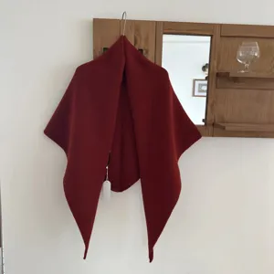 Vue détaillée du châle en tricot rouge foncé, écharpe d'hiver chaude pour femmes.
