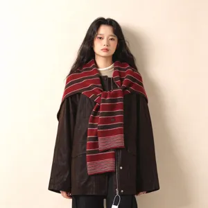 Vue détaillée d'un élégant châle en tricot à rayures contrastées et écharpe chaude.