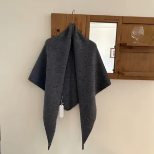 Châle triangulaire en tricot gris foncé pour femme, écharpe cape oversize chaude pour l'hiver