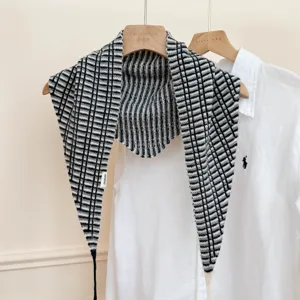 Écharpe triangulaire en tricot écossais style coréen avec fines brides pour femmes tendance chic.