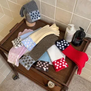 Gants en tricot à pois rétro vue détaillée longs styles chauds tactiles d'hiver en plusieurs couleurs.
