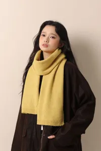 Gedetailleerd overzicht van zachte effen gebreide sjaal, knusse winteraccessoire voor dames.