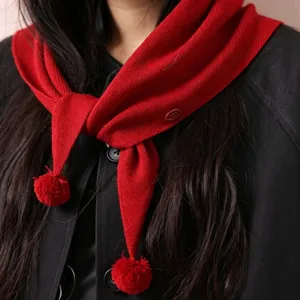 Écharpe triangulaire en tricot rouge avec pompons, foulard d'hiver chaud pour femmes.