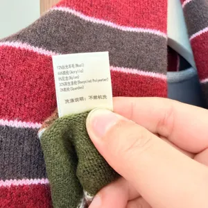 Gros plan détaillé de la texture du tissu en tricot et de l'étiquette d'entretien.