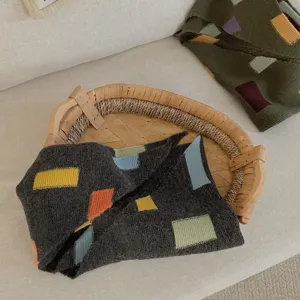 Écharpe en tricot douillette avec des blocs géométriques colorés, accessoire mode automne hiver.