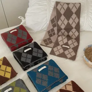 Vue détaillée d'écharpes d'hiver en tricot doux à motif losanges de style rétro classique.