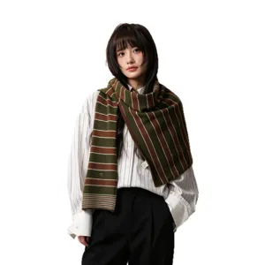 Écharpe châle tricotée rayée style coréen pour femme, vêtement chaud et polyvalent superposition.