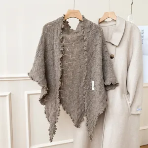 Scialle triangolare in maglia marrone vintage con delicato bordo per autunno inverno.