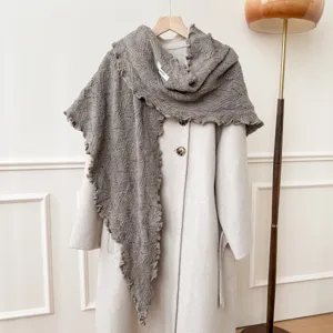 Elegante scialle triangolare in maglia grigia con delicato bordo a volant per donna autunno inverno